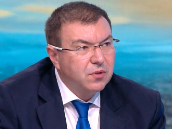 Проф. Ангелов: Не МЗ, а директорите решават кой ще получава по 1000 лв.