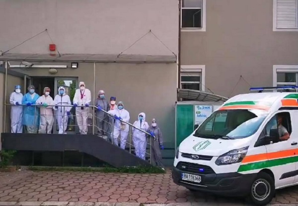 С минута мълчание и вой на сирени медици от цялата страна отдадоха почит към своите загинали колеги