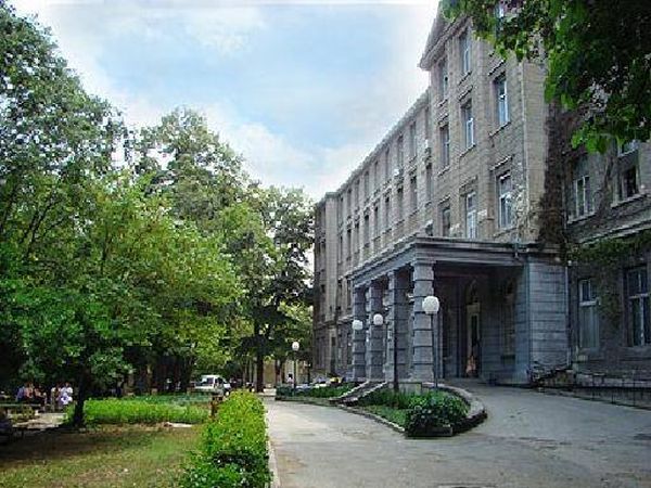 Вадят две кисти с общо тегло 21 кг от корема на 65-годишна жена