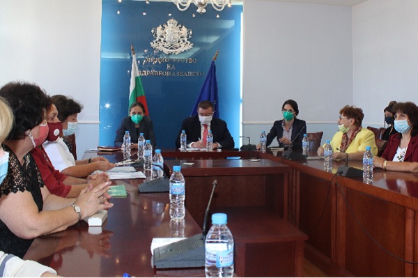 Министърът: Търсят се още възможности за увеличение на заплатите в здравеопазването (Обновена)