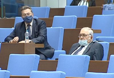 Изгониха депутат от БСП от парламентарната зала, отказал да сложи маска