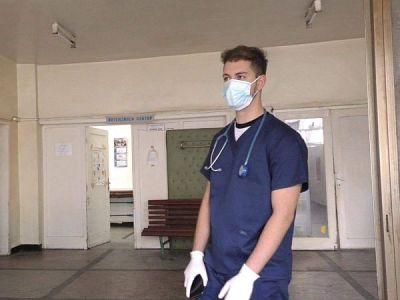 Студент по медицина работи като доброволец в болницата в Омуртаг