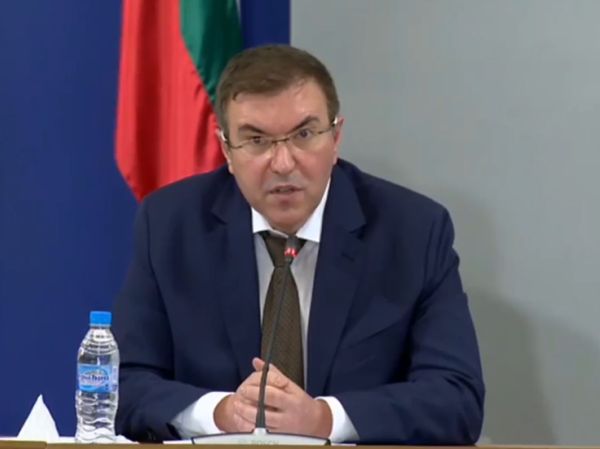 Министърът командирова със заповед лекари от едно отделение в друго заради епидемията 