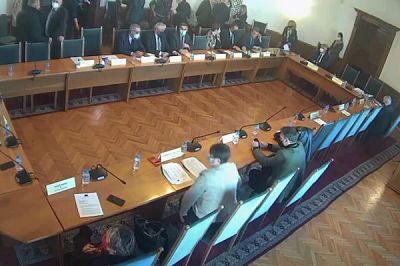 Задължителното лечение при COVID остава в сила