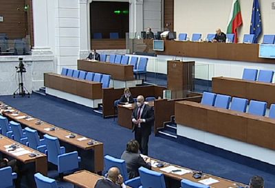 На първо четене парламентът освободи от ДДС ваксините и тестовете за COVID