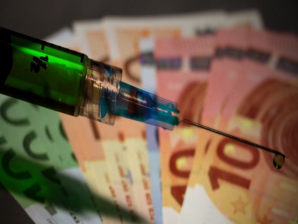 Амнести: Богатите държави се презапасяват с ваксини срещу COVID