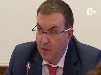 Здравният министър: 3000 лв. и общинско жилище за млади лекари в отдалечените райони
