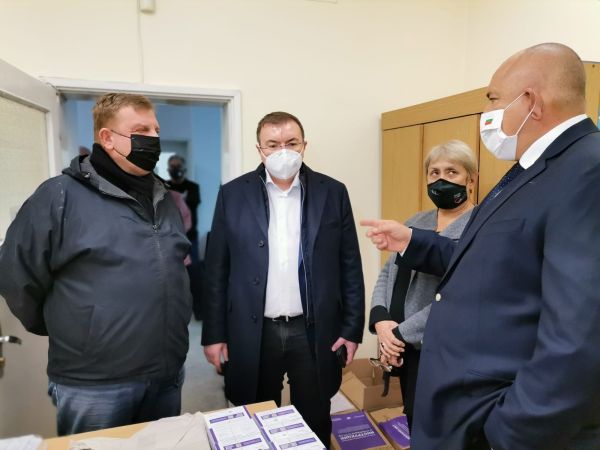 Министърът: Увеличава се броят на желаещите да се ваксинират