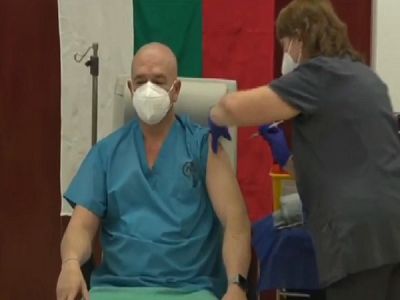 Мобилни екипи и ваксинационни центрове до късно вечерта предлага НОЩ