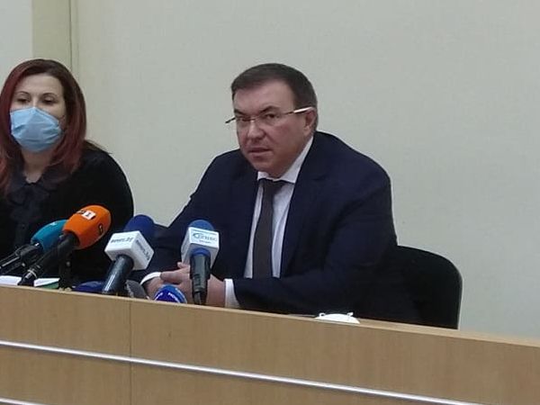 Здравният министър: Следим внимателно ситуацията, но хората не са затворници