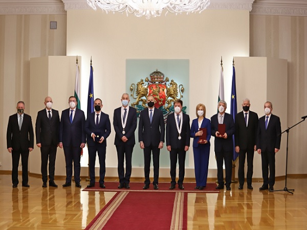 Президентът връчи висши държавни отличия на трима лекари 