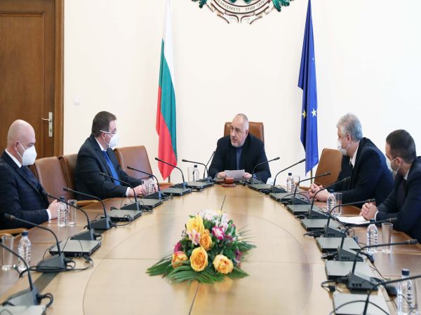Пускат зелени коридори за всички желаещи имунизация заедно с четвърта фаза