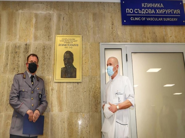 Осветиха барелеф в памет на основателя на ВМА проф. Йовчо Топалов