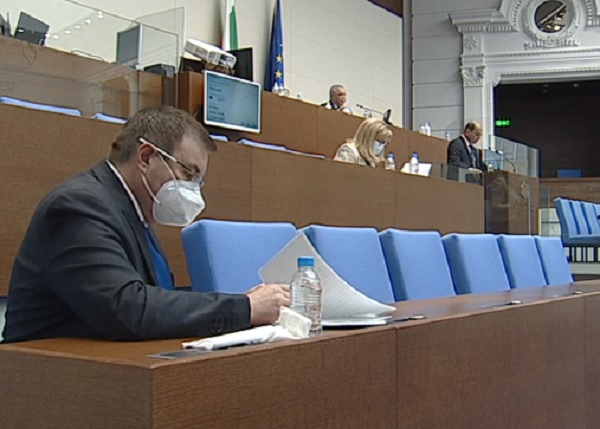 Министърът: Ваксинираните и преболедувалите са преносители на вируса