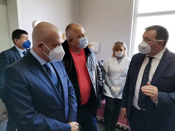 Мобилни екипи започват да ваксинират в отдалечените места