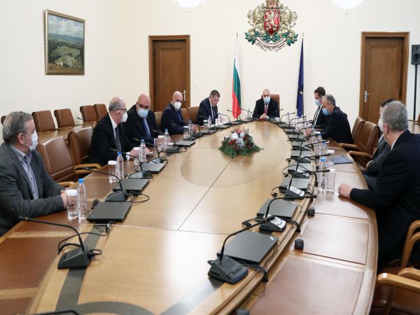 Властите: Случаите на COVID нарастват, при нужда ще въведем допълнителни мерки