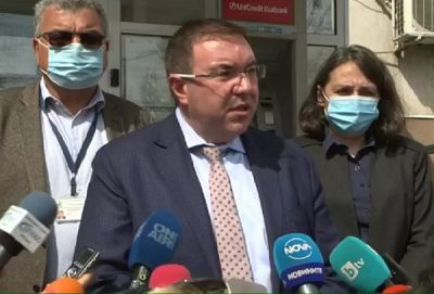 Здравният министър: Решаваме до седмица дали да прилагаме AstraZeneca на лица под 60 години 