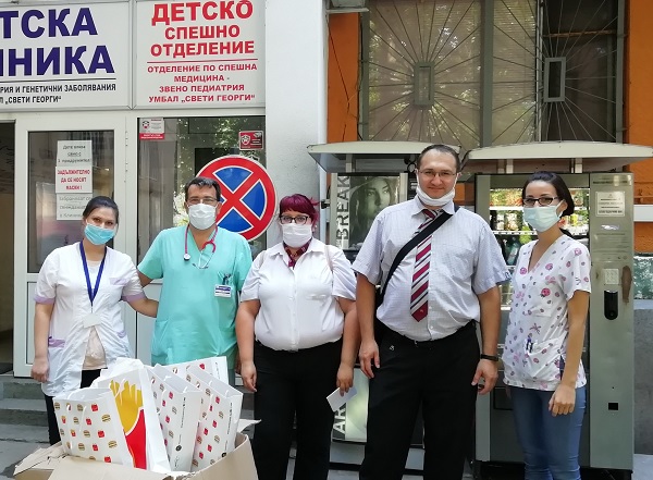 Посолството на САЩ изненада с подаръци децата в 2 клиники на УМБАЛ „Свети Георги“-Пловдив