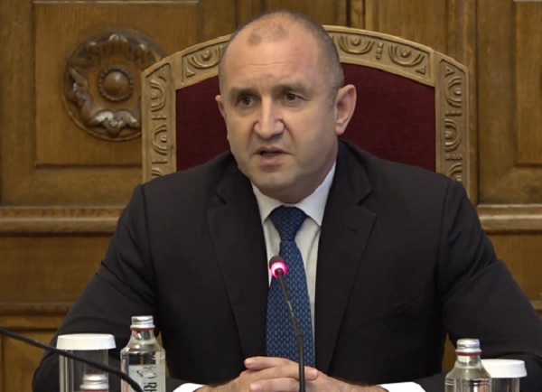 Радев: МЗ не трябва да се занимава с друго, освен с COVID-кризата