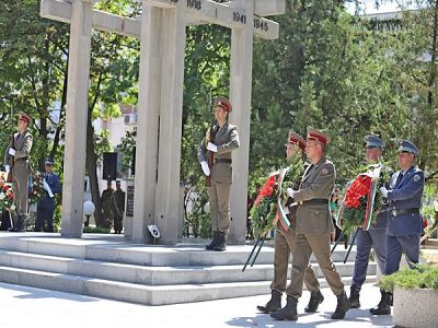 Отдадоха почит на загиналите при изпълнение на служебния си дълг лекари и сестри 