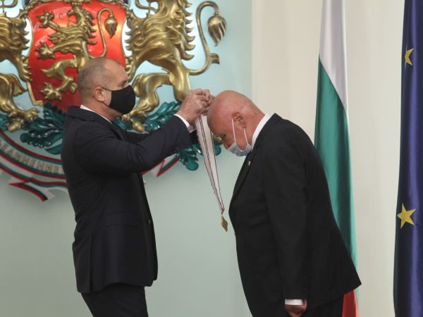 Проф. Камен Плочев с орден „Мадарски конник” I степен, с мечове