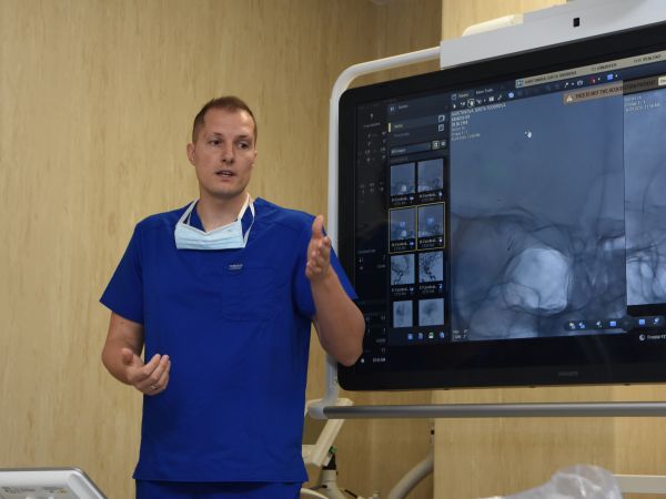 Проф. Хенкес и доц. Сираков ще оперират двама пациенти със сложни мозъчни аневризми