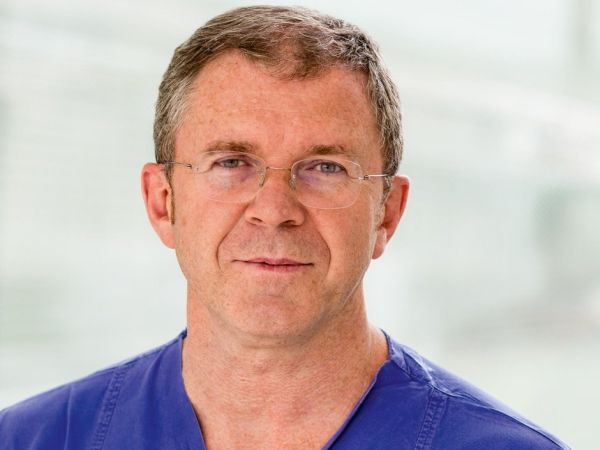 Проф. Хенкес и доц. Сираков ще оперират двама пациенти със сложни мозъчни аневризми