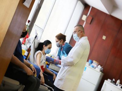 Наплив за ваксиниране през уикенда отчетоха болници и изнесени пунктове в София