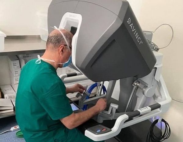 Пловдивски лекар извърши само за седем месеца 75 интервенции с робота Да Винчи