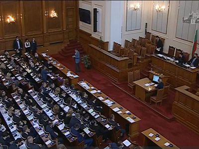 Лидерът на „Възраждане“ заплаши с бунт заради противоепидемичните мерки
