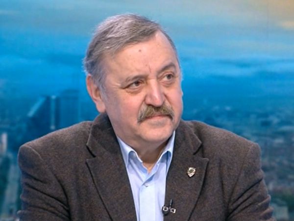 Проф. Кантарджиев: Омикрон се бори с бустер