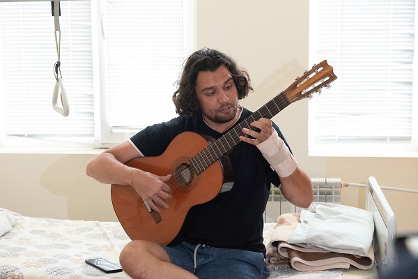 28-годишен музикант просвири отново на китара 3 дни след операция на счупена китка