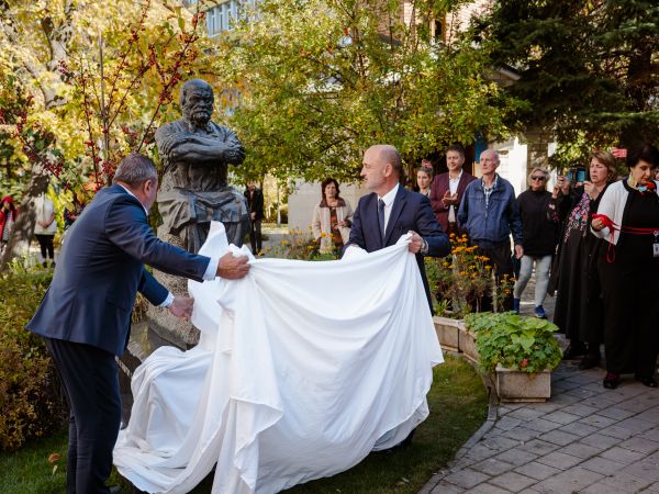 В „Пирогов“ откриха паметник на своя патрон – хирурга Николай Иванович Пирогов