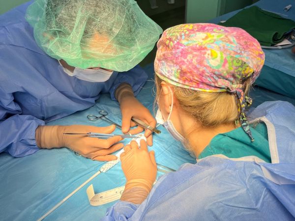 Съдови хирурзи от „Софиямед“ спасиха мъж с аневризма на аортата чрез приложение на модифицирана еднопротеза