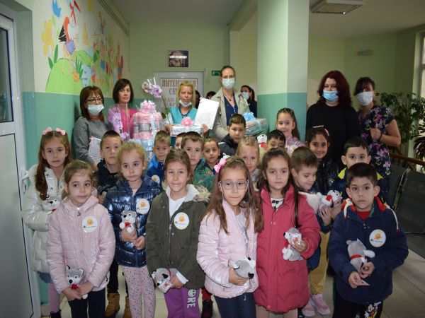 Деца от детска градина с дарение за връстниците си в МБАЛ Пазарджик
