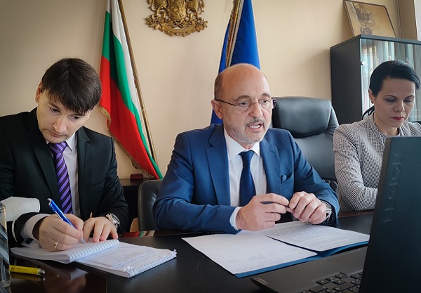 Искаме предоговаряне на доставките на ваксини срещу COVID