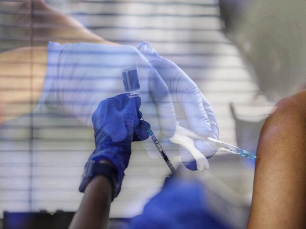 Ваксинационният COVID пункт на ВМА спира работа