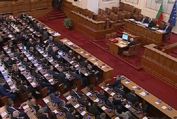 Депутатите гласуват кабинета „Габровски“