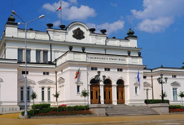 В парламента откриха коледен базар за деца с онкохематологични заболявания