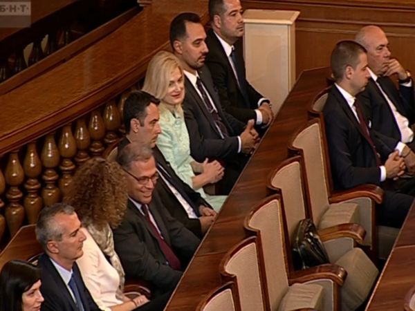 Парламентът гласува редовно правителство