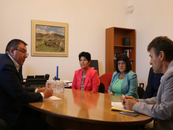 Увеличават заплатите в общинските болници