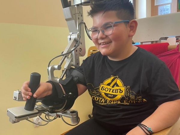 11-годишният Никола прави мартеници, за да събере средства за рехабилитация