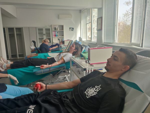 Абитуриенти от „Строителния“ в Бургас даряват кръв