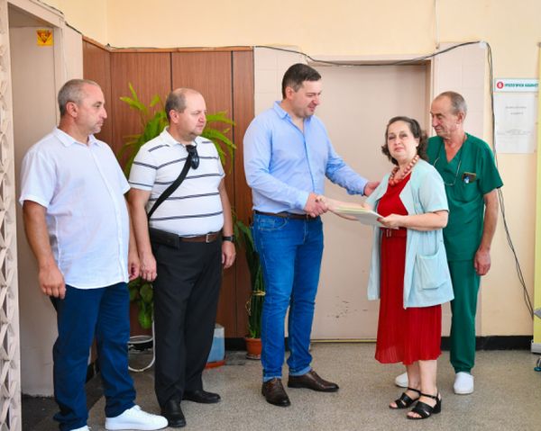 Лайънс клуб Пазарджик дари апарат за безконтактна тонометрия на очния кабинет в МЦ 