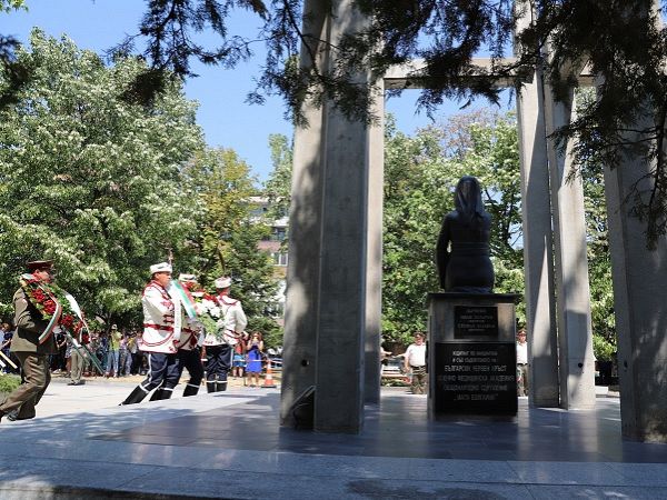 С вой на сирени и минута мълчание беше отбелязан Денят на спасението