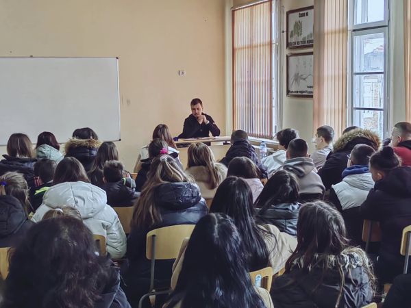 Д-р Бакалов от МБАЛ - Пазарджик с лекция за вредните навици пред ученици в Батак