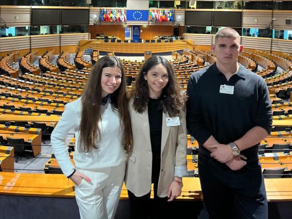 Студенти от МУ – Пловдив участваха в дискусия в Европарламента за недостига на кадри