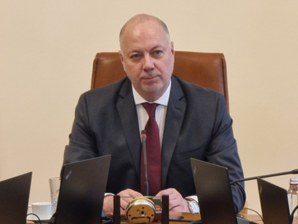 Премиерът: Поехме ясен ангажимент да подобрим условията на труд на работещите в здравния сектор