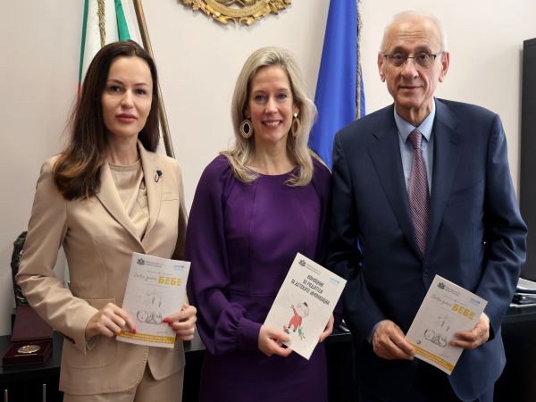 МЗ с пакет от безплатни книжки за имунизациите и отглеждането на бебето