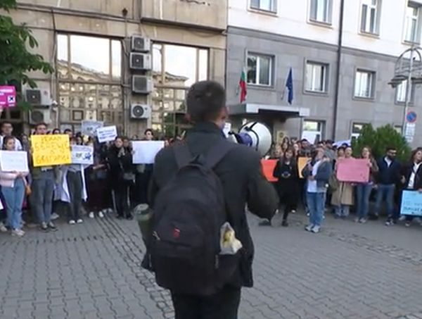 Протест на медици и студенти с искане за достойни възнаграждения